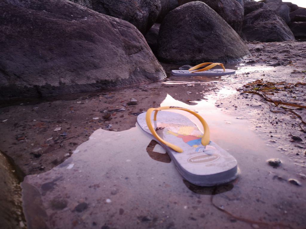 Sandale im Wasser